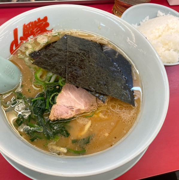 「ラーメン690円＋半ライス（クーポン利用）」@ラーメン山岡家 太田店の写真