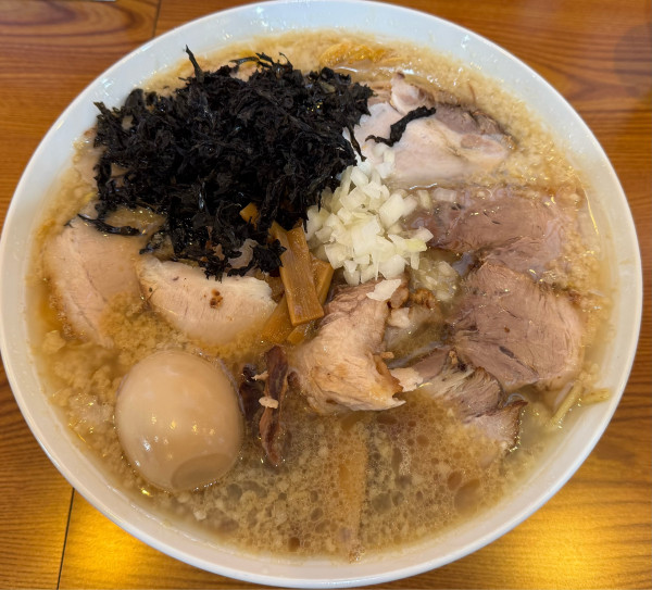 「特製背脂醤油らーめん特盛り」@新潟長岡らーめん みずさわ 東大宮店の写真