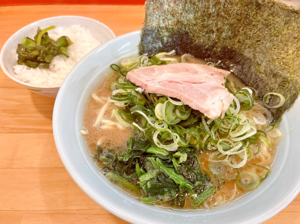 「ラーメン　並（800円）、九条ネギ（CP）」@横浜家系ラーメン みと家の写真