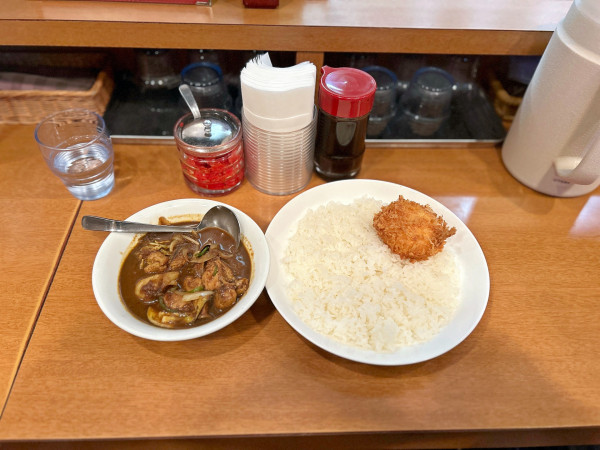 「チキンと野菜のカレー（カニクリームコロッケ付き）」@ジンコックの写真