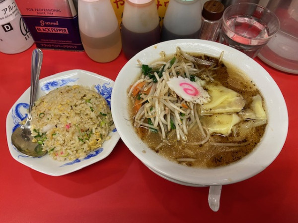 「ワンタンもやしそば・半炒飯セット」@新御茶ノ水 萬龍の写真