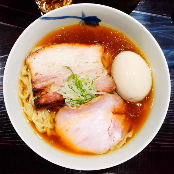「醤油（中太手もみ麺）＋味玉＋エビスビール（中瓶）」@麺 みつヰの写真