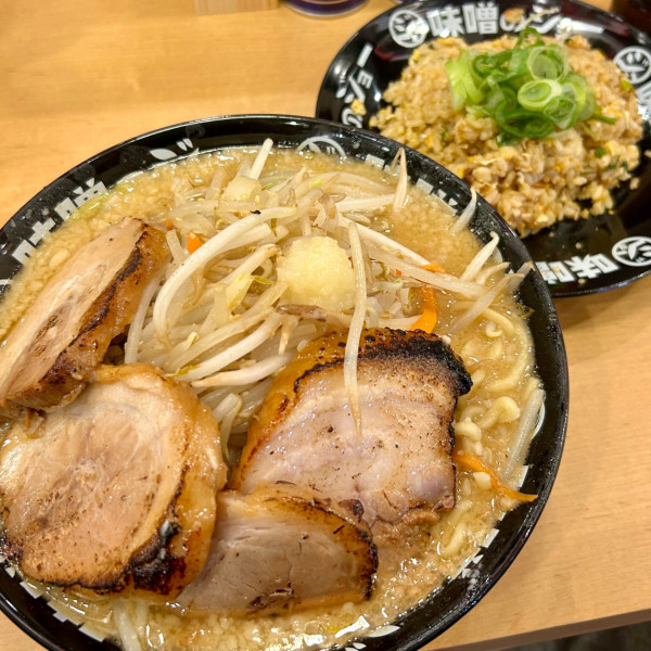 「チャーシュー味噌ラーメン（野菜400g）＋ハーフ焼きめし」@味噌のジョー 結城店の写真