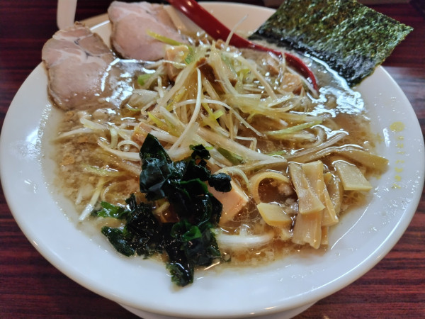 「【限定】うまいネギラーメン　（大盛り：サービス券）」@煮干しらあめん 燕黒の写真