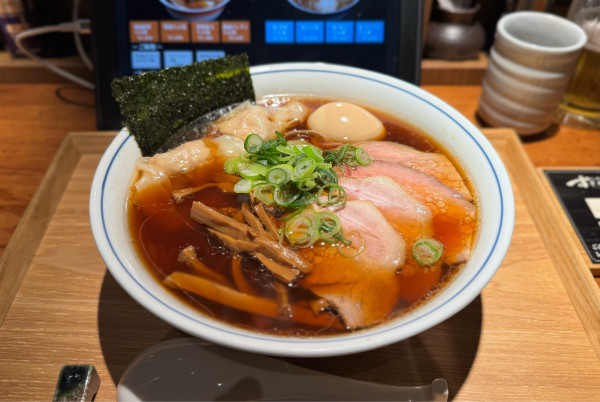 「醤油特製らぁ麺（本店サイズ）¥2000」@らぁ麺すぎ本 丸の内店の写真