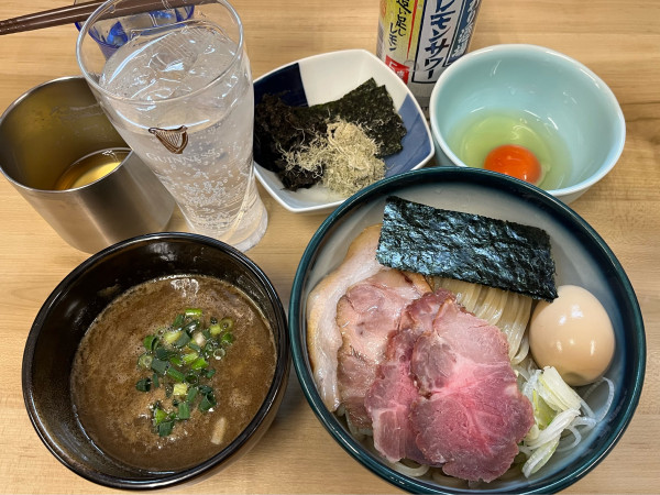 「特製豚骨地鶏魚介つけ麺 中盛り+🍺+真っ赤卵+のり+とろろ昆布」@麺処 有彩の写真