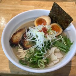 煮干し豚骨らーめん　1100円