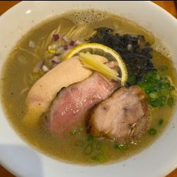 鮮魚と煮干し白湯麺¥950