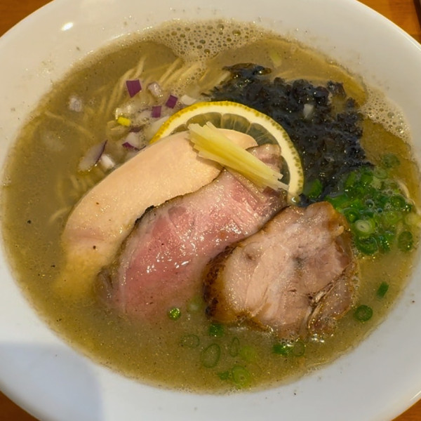 「鮮魚と煮干し白湯麺¥950」@とも笑〜tomoe〜の写真