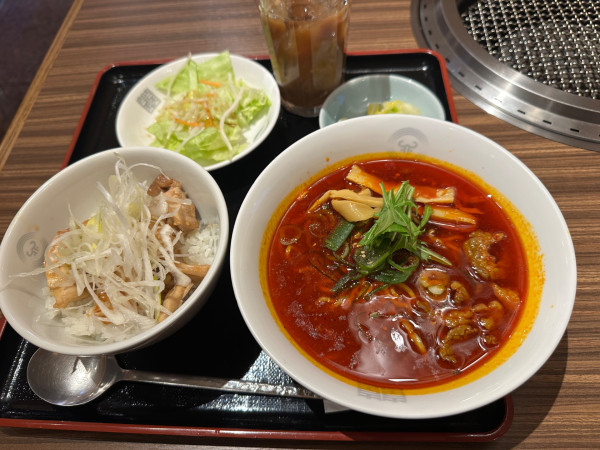 「日替わりランチ（辛口ラーメン＋とりの生姜焼丼）810円」@朝鮮飯店 高崎駅西口店の写真