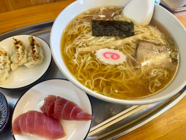 「中華麺 2玉   マグロ2貫  餃子3個」@川越大勝軒の写真