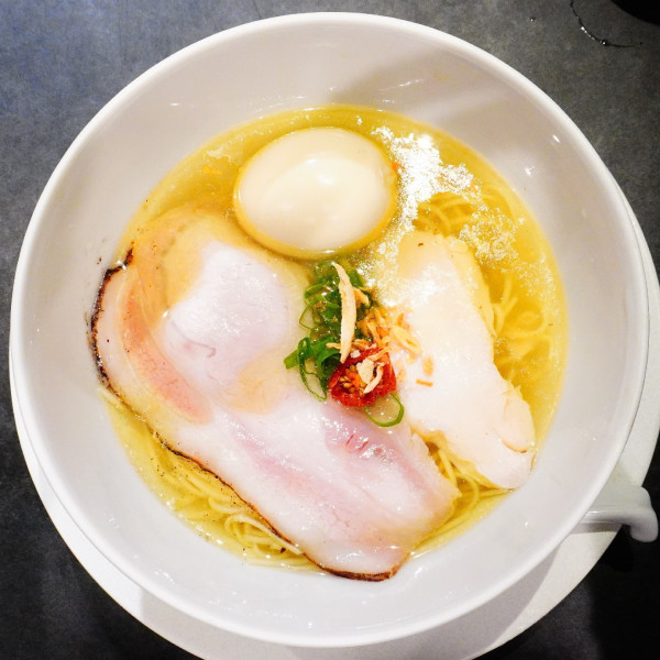 「塩ラーメン＋味玉真っ赤卵」@Ramen 翡翠の写真