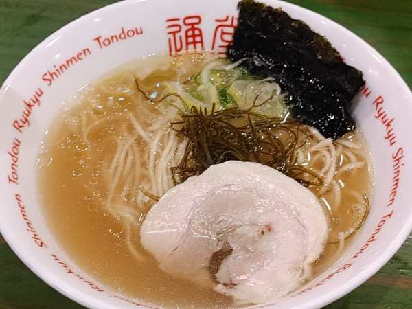 「通堂うま塩らーめん　おんな味（ミニ：710円）」@琉球新麺 通堂 横浜ラーメン博物館店の写真