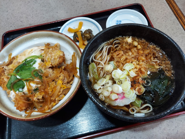 「半たぬきそばと半かつ丼セット 1150円」@蕎麦処 とさきやの写真