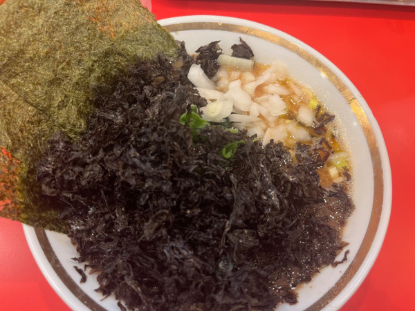 「ラーメン(並)900円＋岩のり200円＋フォロワー玉葱」@横浜家系ラーメン 大輝家の写真