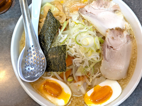 「ハッスル味噌野菜ラーメン＋半熟味玉」@ハッスルラーメンホンマ 亀戸本店の写真