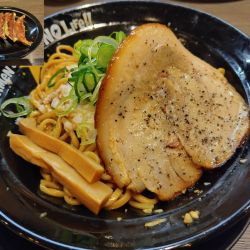 鬼背脂油そば　※ニンニク有り　＋焼き餃子：サービス券