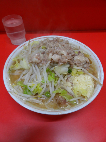「小　豚1枚950円（平日限定） ニンニク脂」@ラーメン二郎 松戸駅前店の写真