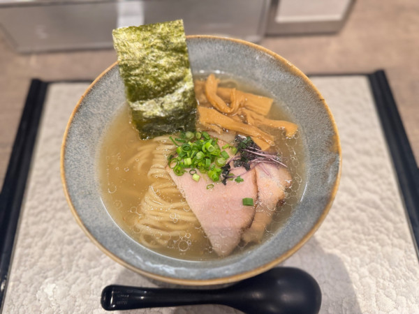 「中華蕎麦貝塩 並 1080円」@中華蕎麦 三藤  北千住マルイ店の写真