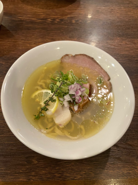 「【冬季限定】帆立の金の塩そば　ピロ麺硬め」@麺屋 真心の写真