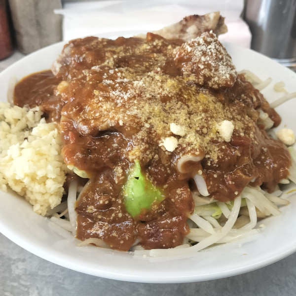 「限定B 黒毛和牛すじカレーまぜそば ヤサイニンニクマシ」@豚仙人 吉野町本店の写真