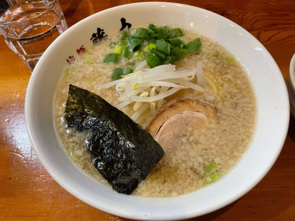 「ラーメン　半ライス」@東京豚骨拉麺 藤丸の写真