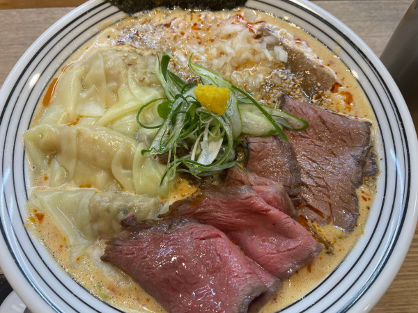 「限定・和牛増し和牛と胡麻の辛いそば:2000円＋ワンタン:3」@麺道 千鶏の写真