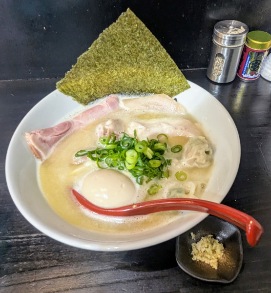 「鶏白湯ラーメン 全部乗せ 塩 細麺 生姜トピ 1,100円」@らぁ麺すみれ堂の写真