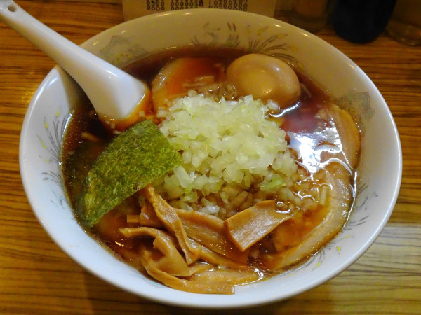 「中華そば：並（700円）＋チャーシュー＋味付け卵＋玉ねぎ増量」@中華そば たまやの写真