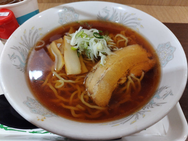 「中華そば　＋ソフトドリンクＳサイズ（烏龍茶）：クーポン」@ピーコック 塩尻店の写真