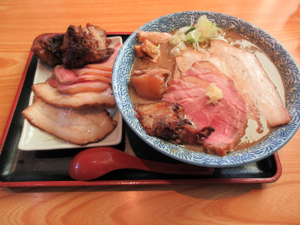 「みそチャーシューメン（１６００円）＋チャーシュー３種盛×２」@つくば麺屋こうじの写真