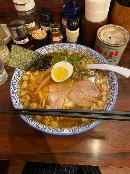 「醤油らーめん大盛ヤワメコイメオオメ」@醤油らーめん かまやつの写真