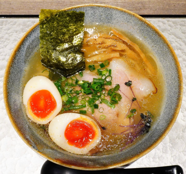 「味玉中華蕎麦貝塩＋瓶ビール」@中華蕎麦 三藤  北千住マルイ店の写真