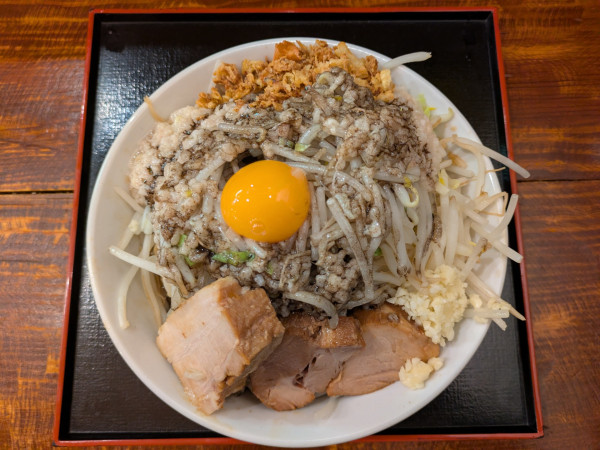 「汁なし小W＋黒富士＋ヤサイマシマシ」@ラーメン富士松の写真