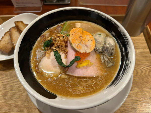 「牡蠣の赤味噌そば+煮豚チャーシュー」@麺処しろくろの写真