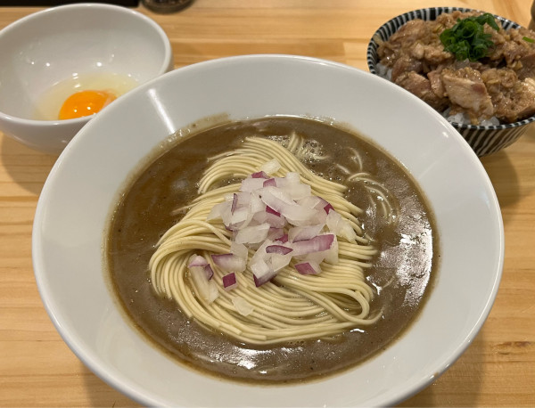 「かけ濃厚煮干ソバ+【限定】ニボニンニクごはん  卵黄のせ」@煮干ソバと米 今日の1番の写真