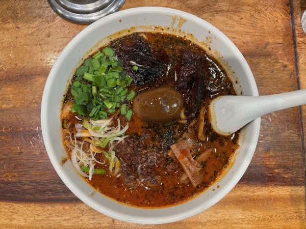 「牛バラ担々麺:1,480円」@元祖担々麺屋 蒼龍唐玉堂 吉祥寺店の写真