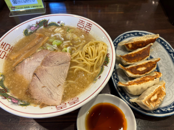 「背脂豚骨ラーメン590円、餃子280円」@活龍大衆麺処 真壁屋 土浦駅西口店の写真