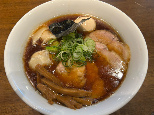 「特製醤油らぁ麺」@らぁ麺 すぎ本の写真