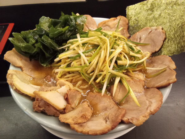 「背脂煮干しのネギラーメン」@逢坂製麺の写真