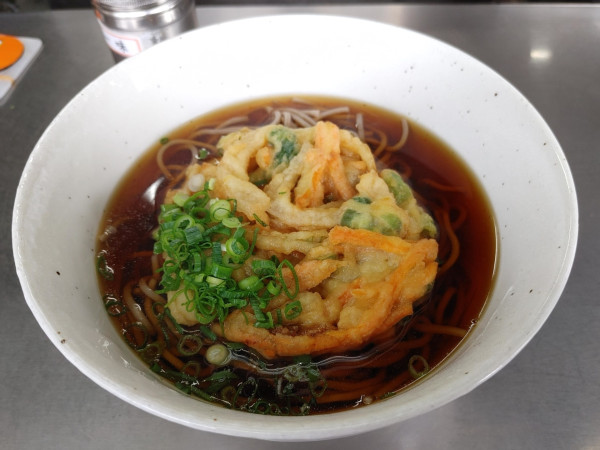 「かき揚げそば（500円）」@富士見そば 下りホーム店の写真