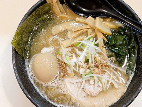 「塩らーめん(さっぱり)+味玉+メンマ」@らーめん 司の写真