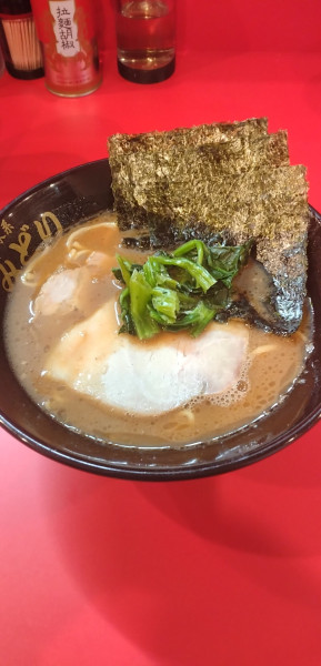 「ﾗｰﾒﾝ+燻製ﾁｬｰｼｭｰ1枚」@横浜家系ラーメン みどりの写真