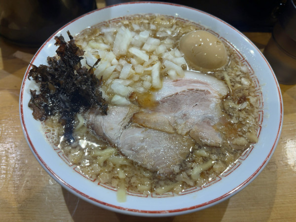 「背脂煮干し醤油　タマネギ、味玉、背脂多め」@背脂煮干し中華そば 和市 新橋本店の写真