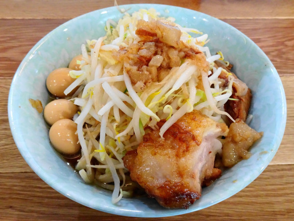 「小ラーメン（1,100円）＋うずら4ヶ　ヤサイニンニクアブラ」@DOPEMEN NOPEMENの写真