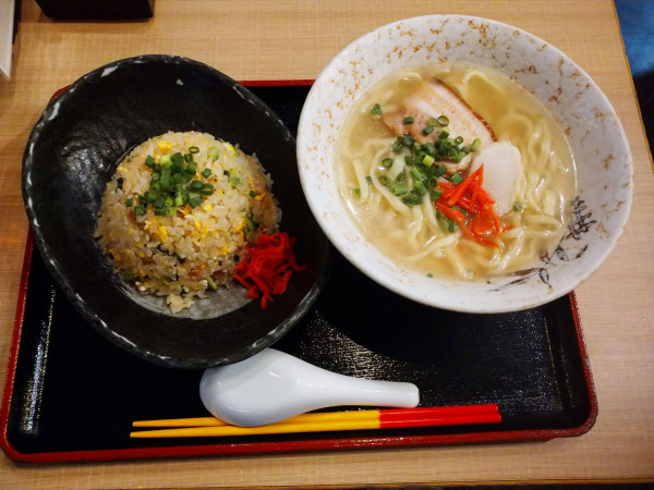 「ゴーヤチャーハンと沖縄そば（880円）」@がちま家 川崎店の写真