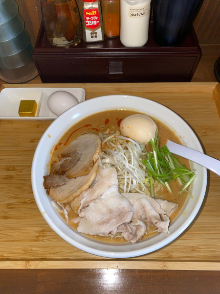 「濃厚味噌らぁめん全部麺大盛りバター生卵¥1,800円(限定)」@らぁめん 麺彩家の写真