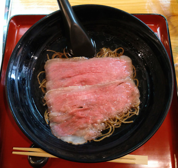 「ローストビーフラーメン 梅(清湯・白醤油・えごま麺)」@ラーメン 道玄の写真