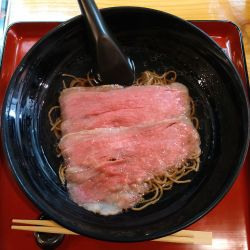 ローストビーフラーメン 梅(清湯･白醤油･えごま麺)
