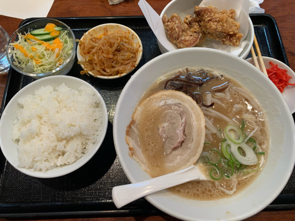 「豚骨ラーメン昼定食1000円」@味の蔵 府中店の写真